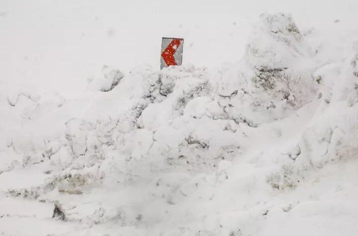 برف راه دسترسی ۷۰ روستای شمال کرمان را مسدود کرد