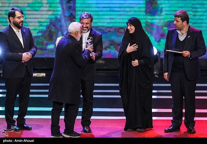 کیهان: در جشنواره فجر فیلم امسال خانواده‌ها و پدرها و مادرها دیگر تحقیر نشدند / دیگر خبری از سیاهی‌ها و پلشتی‌ها در فیلم‌ها نیست