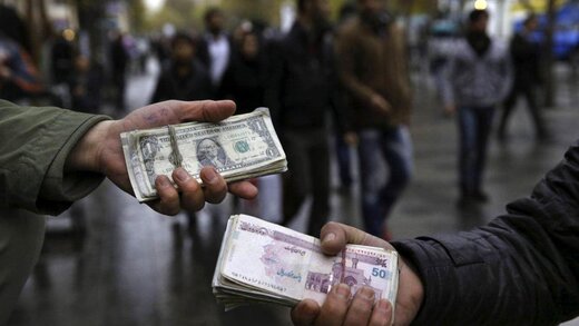 کیهان: باید به دولتِ رئیسی خداقوت گفت که دلار را به ۵۵ هزارتومان رساند