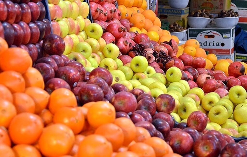 نماینده مجلس: سیب را از کشاورز کیلویی ۱۲ هزار تومان می‌خرند، ۵۰ هزار تومان به مردم می‌فروشند/