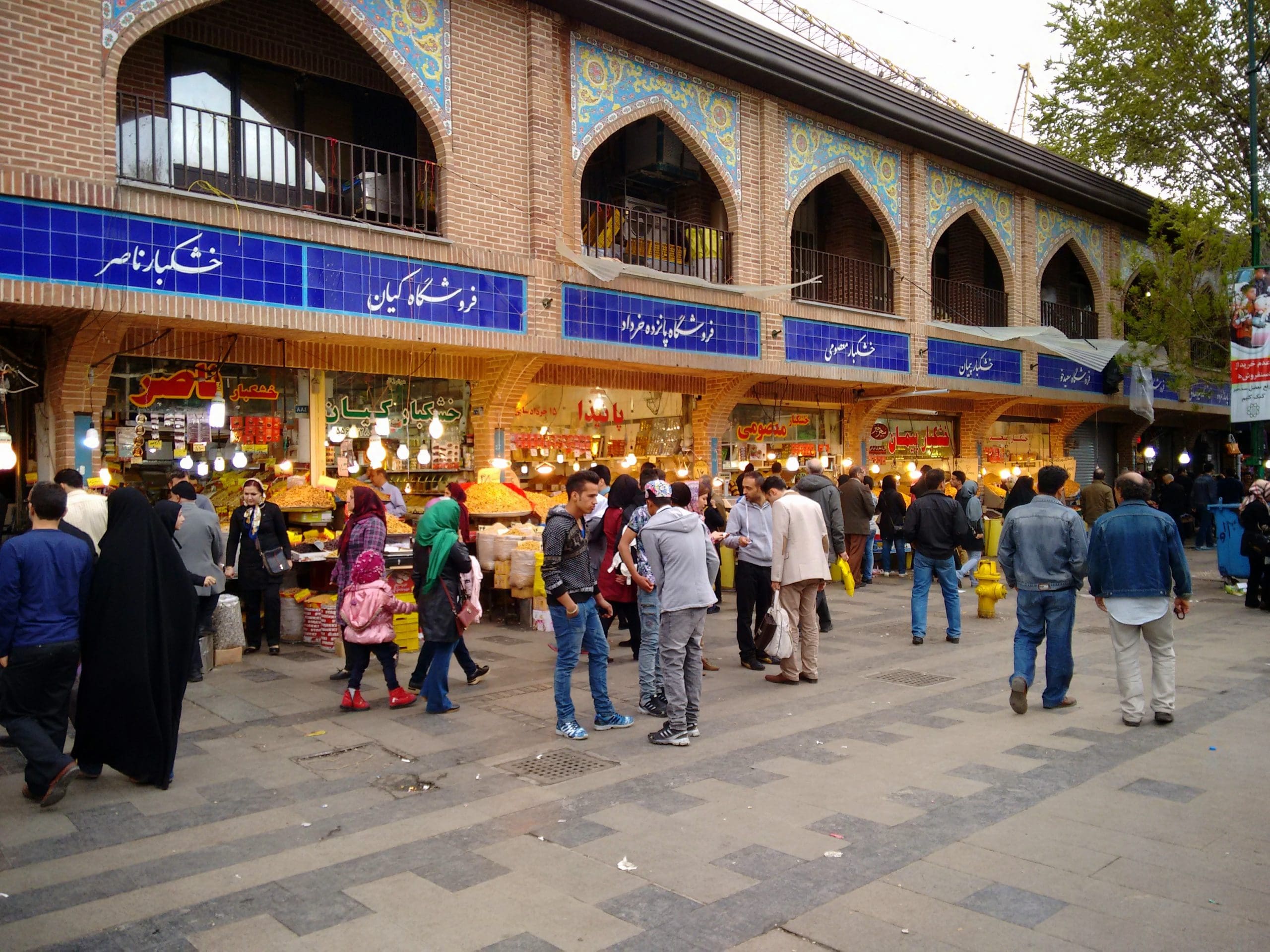 کریم باقری، یحیی گل‌محمدی و وریا غفوری در بازار تهران I ببینید
