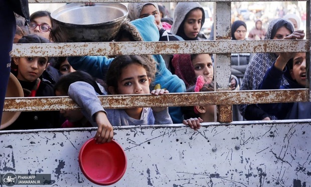 گاردین: اسرائیل با گرسنه نگه داشتن مردمِ غزه در حال انجام جنایت جنگی است