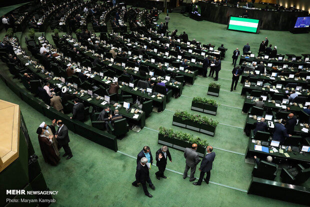 روزنامه اصلاح‌طلب: نظام پارلمانی بدون حزب نتیجه‌ای بهتر از مجلس کنونی ندارد