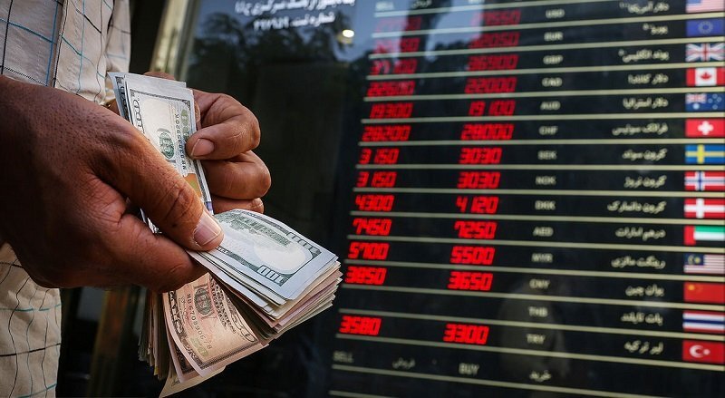 روزنامه جمهوری اسلامی: دولت رئیسی نه حکمران دلار است نه ریال؛ فقط تصمیمات خلق الساعه می‌گیرد