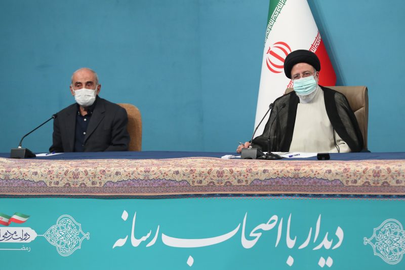 حامیان رئیسی جوری حرف می‌زدند که انگار در یک جامعه آرمانی زندگی می‌کنند و هیچ مشکلی در کشور وجود نَدارد