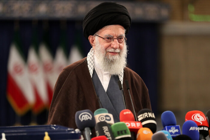 رهبر انقلاب پای صندوق رای: در کار خیر حاجت هیچ استخاره نیست / چشم دنیا به انتخابات ایران است