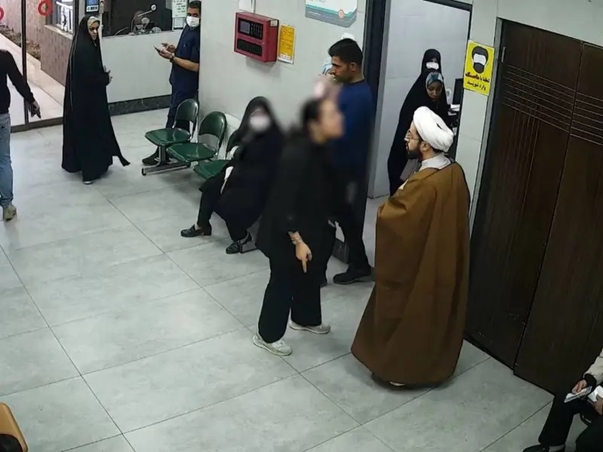 عباس عبدی: سکوت علما و روحانیون در ماجرای مادر قمی فاجعه‌بار است