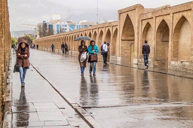 اصفهان بارانی است/ کاهش ۵ درجه‌ای دما