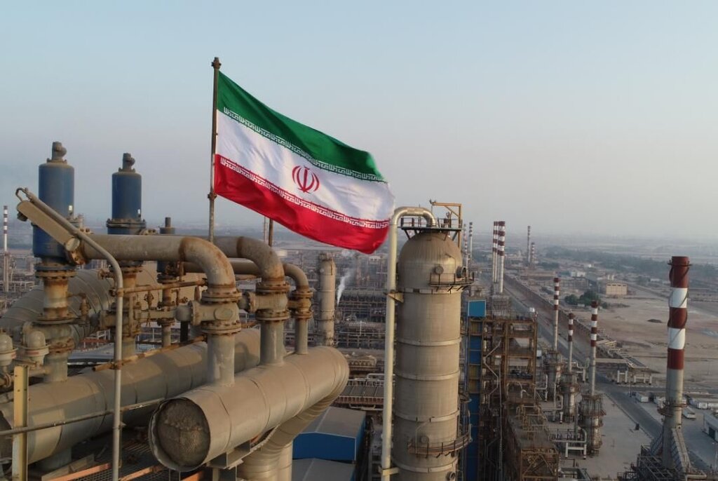 چین با خرید نفت ارزان، کالای گران به ایران می‌فروشد / مبادله مالی نداشتن با غرب افتخار نَدارد