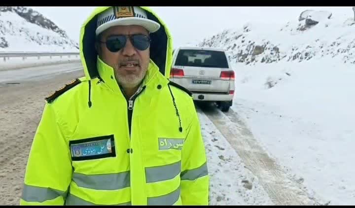 امدادرسانی ماموران پلیس راه اصفهان به ۱۳۵۰ خودروی گرفتار در برف