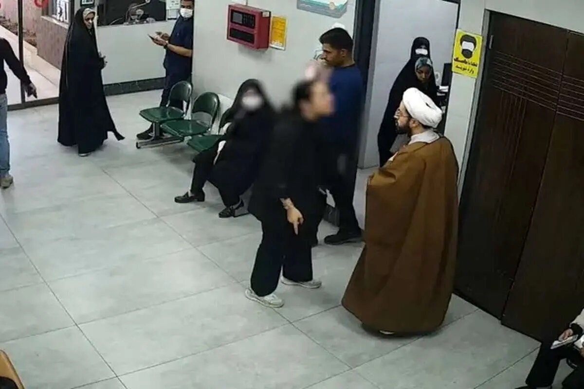 واکنش نمایندهِ روحانی مجلس به عکس گرفتن طلبه قمی از یک زن /معتقدم آن بنده خدا درحال بازی با موبایل بود