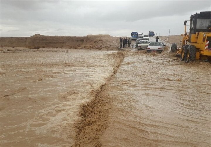 آب بردگی ۲ دستگاه کامیون در نائین/ ۳ باب خانه در آران و بیدگل تخریب شد