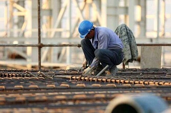 کارگران در سنگر کار و تولید نقش ارزنده در شکوه ایران دارند
