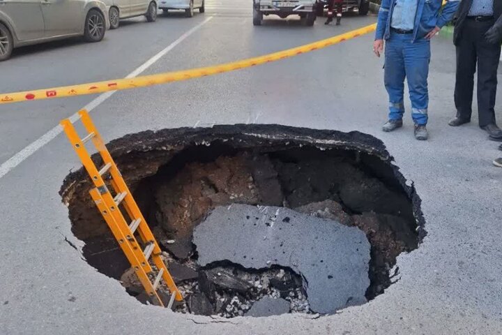 لوله انتقال آب در خیابان آپادانای اصفهان اصلاح و بازسازی شد