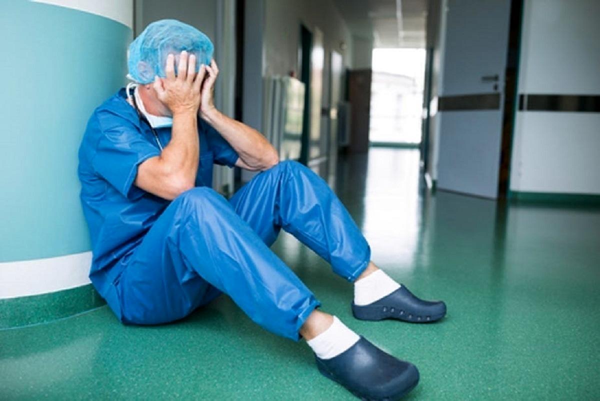 رئیس سازمان نظام پزشکی: یکی از دلایل خودکشی پزشکان فشار کاری زیاد است