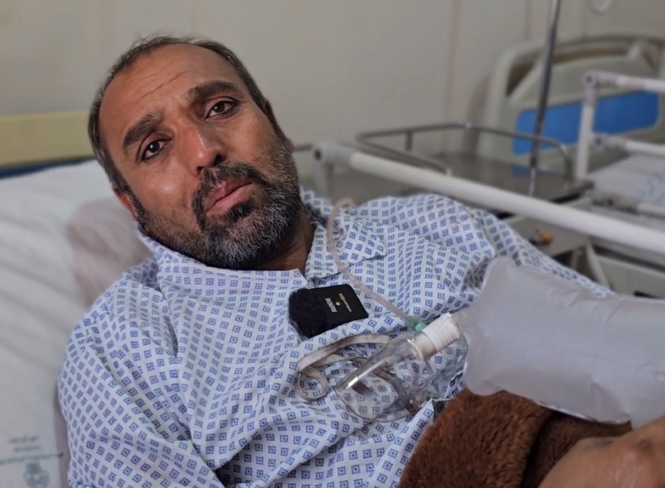 کارگر معدن طبس که در زمان انفجار در داخل تونل نبود اما برای نجات همکارانش برگشت: روی جنازه‌ها راه می‌رفتم که دیدم کسی دارد خُر خُر می‌کند؛ دهانش را تمیز کردم، دیدم حالش خوب شد / رفتم بالاتر و رفقایم را پیدا کردم؛ همه مرده بودند؛ یکی کباب شده بود I ببینید