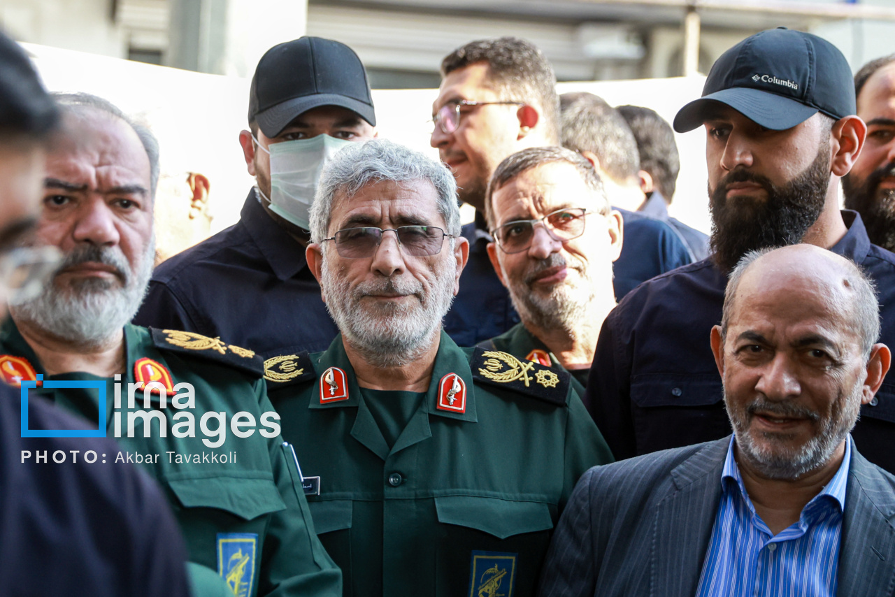 تصاویری از حضور سردار قاآنی در مراسم تشییع سردار نیلفروشان در میدان امام حسین | بِبینید