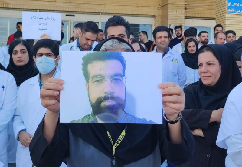 جزئیاتی از ماجرای قتل دکتر مسعود داوودی؛ قاتل ابتدا با چاقو به گردن دکتر آسیب رسانده و بعد به قفسه سینه او شلیک کرده/پس از ارتکاب قتل، لباس مقتول را بیرون آورده و تن خود کرده و با افتخار عکس آن را منتشر کرده