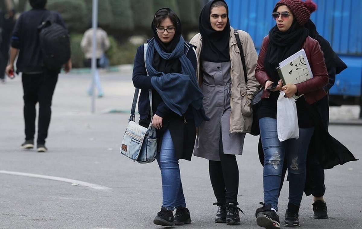 ادعای رییس دانشکده علوم اجتماعی دانشگاه تهران: وضعیت حجاب در دانشگاه به حال خود رها شده/ بحث از روسری گذشته؛ این وضعیت عریانی است
