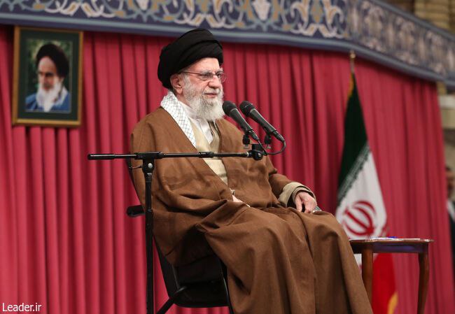 رهبر معظم انقلاب: دشمنان به سراغ شیوه‌های نرم افزاری رفته‌اند/ فهمیده‌اند با جنگ و نیرو‌های فتنه‌گر نمیتوان ایران اسلامی را از پای درآورد/ به عنوان دفاع از یک زن، در یک کشور اغتشاش راه می‌اندازند