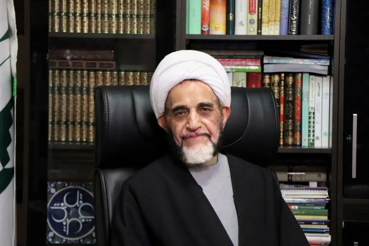 افشاگری اشرفی اصفهانی درباره حوزه علمیه دارالحکمه: می گویند طلبه هستیم اما در ماجرای مهسا امینی با قمه و چاقو به خیابان‌ها ریختند و با مردم برخورد کردند/ در جریان اعتراض های ۱۴۰۱ با لباس های خونی باز می‌گشتند و لباس طلبگی می پوشیدند