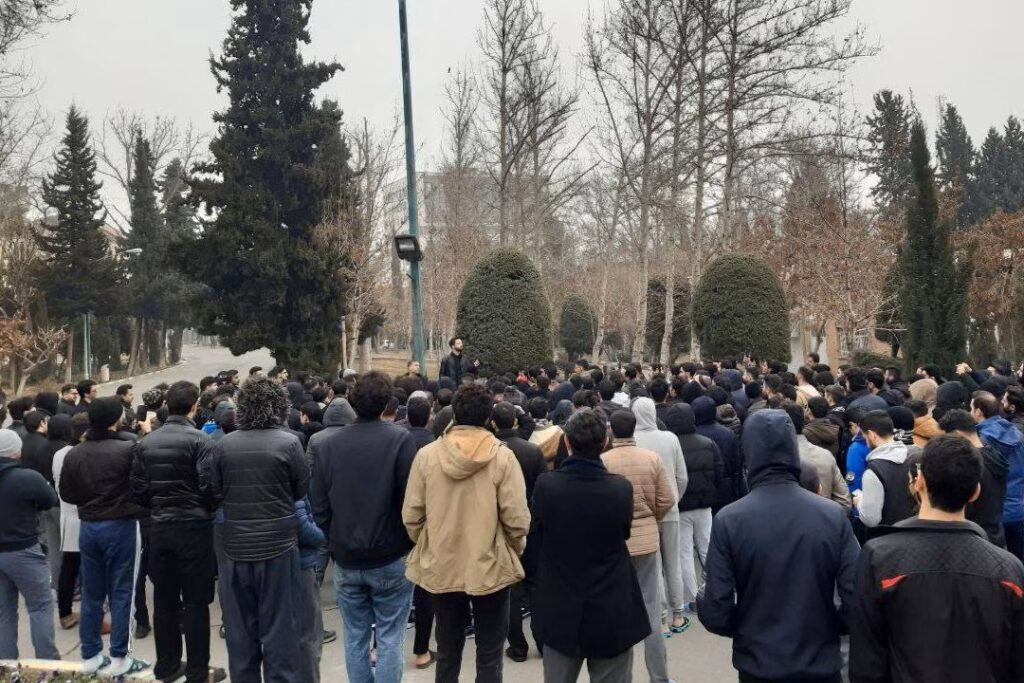 تحلیل روزنامه اصولگرا از اعتراضات دانشجویان به قتل امیرمحمد خالقی: یک جریان سیاسی می‌خواهد موضوع را فقط امنیتی ببیند