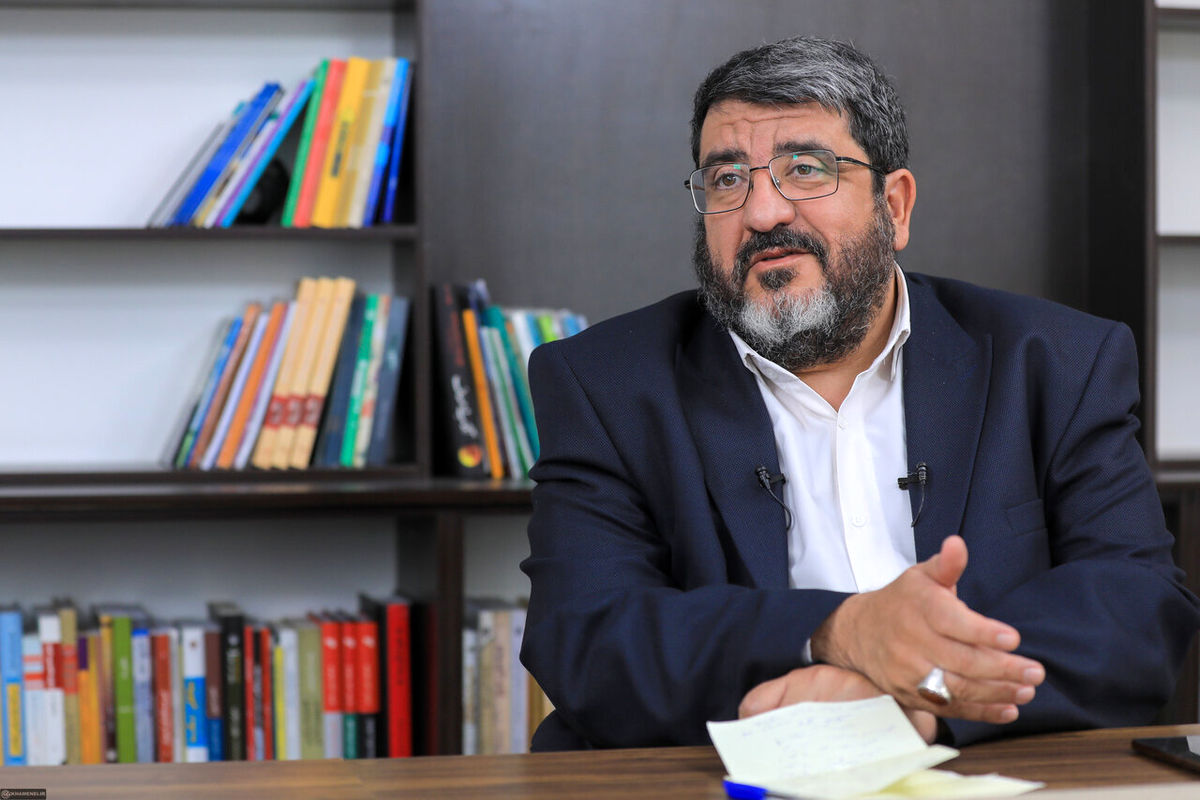 فواد ایزدی: مذاکره با آمریکا خطر حمله به ایران را افزایش می دهد