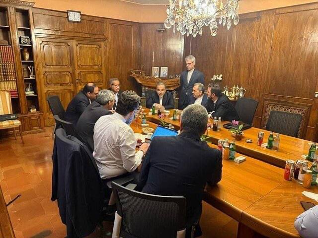 صداوسیما: هنوز مذاکره‌کنندگان ایرانی و آمریکایی در حال گفت‌وگو هستند/ به نظر می‌رسد گفت‌وگوها نسبت به دو دور قبل، به لحاظ ساعت طولانی تر شده/ نمی‌توانیم وضعیت مذاکرات را به سمت منفی یا مثبت تفسیر کنیم