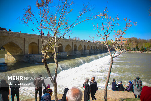 جریان زاینده‌رود به شهر اصفهان رسید