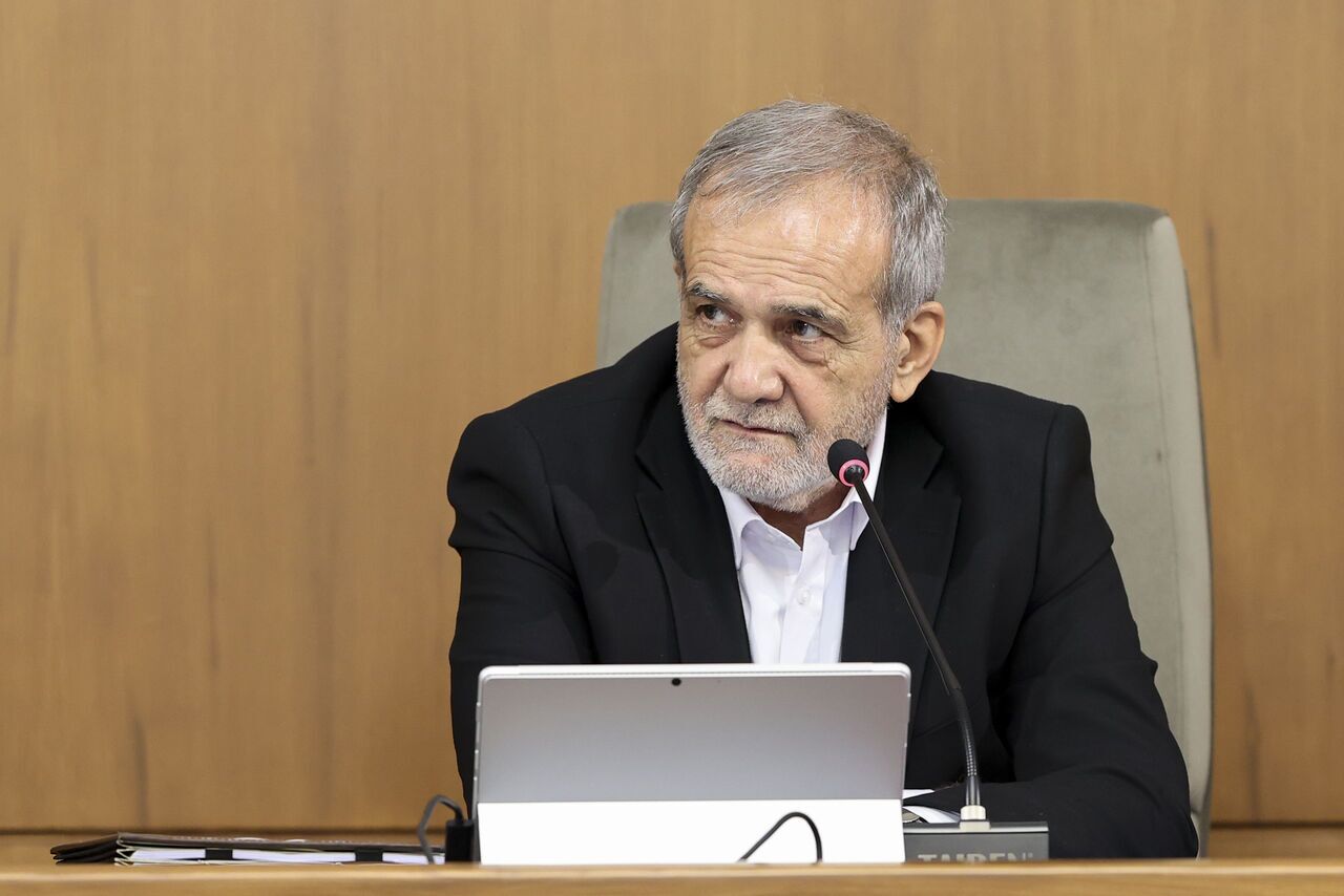طعنه سنگین روزنامه اطلاعات به پزشکیان؛ ما هم به جای ماشین، خر سوار می‌شدیم