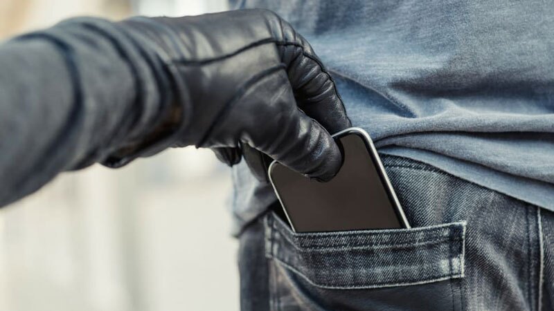 متهم اصلی باند سرقت گوشی: برای گوشی‌های سرقتی در یک دقیقه لیبل جدید طراحی می‌کردم / با این بارکد جدید، حتی اگر خریدار استعلام از سایت نیز می‌گرفت، سرقتی بودن گوشی مشخص نمی‌شد
