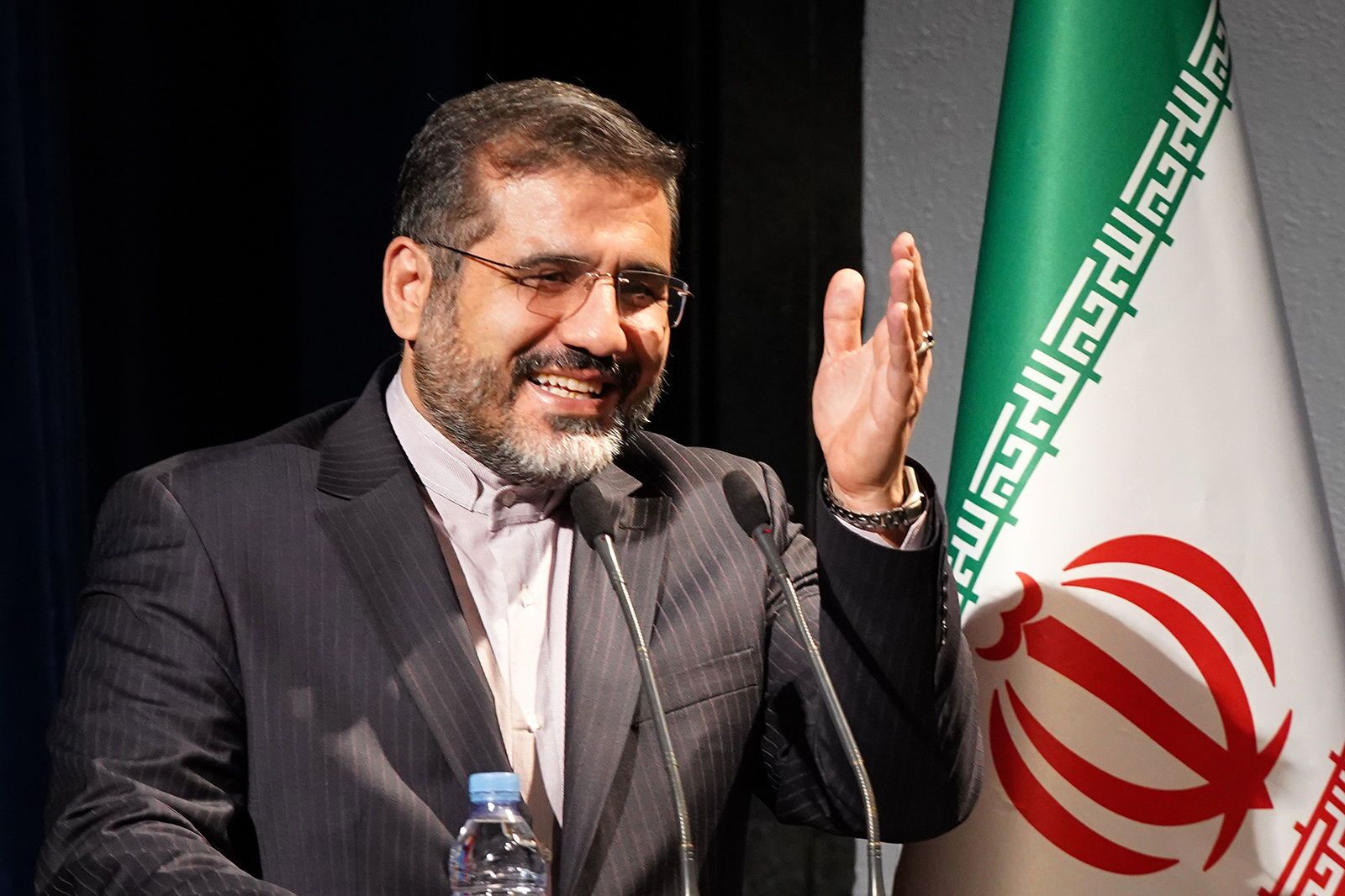 روزنامه جمهوری اسلامی: وزیر ارشاد دولت سیزدهم ادعا کرده بخشی از بدن ابراهیم رئیسی همچنان در محل سقوط هلی‌کوپتر است / ممکن است ادعای اسماعیلی برای توجیه ایجاد گنبد و بارگاه در این محدوده حفاظت شده باشد