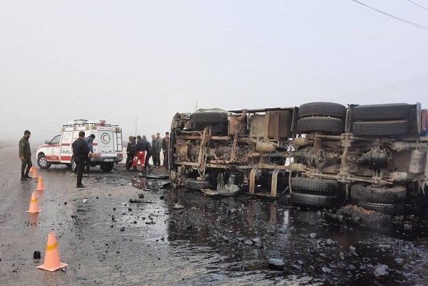 واژگونی تریلر حامل بار کود در بزرگراه دستجردی اصفهان