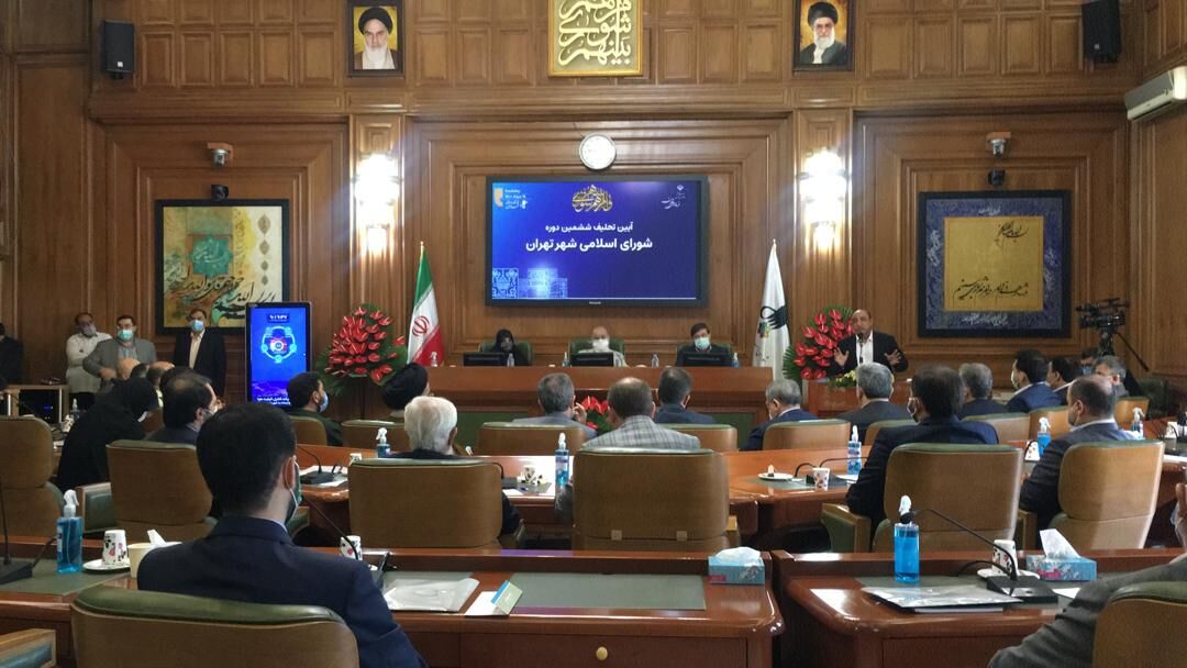 تلفن همراه اعضای شورای شهر تهران در جلسه هم اندیشی گرفته شد