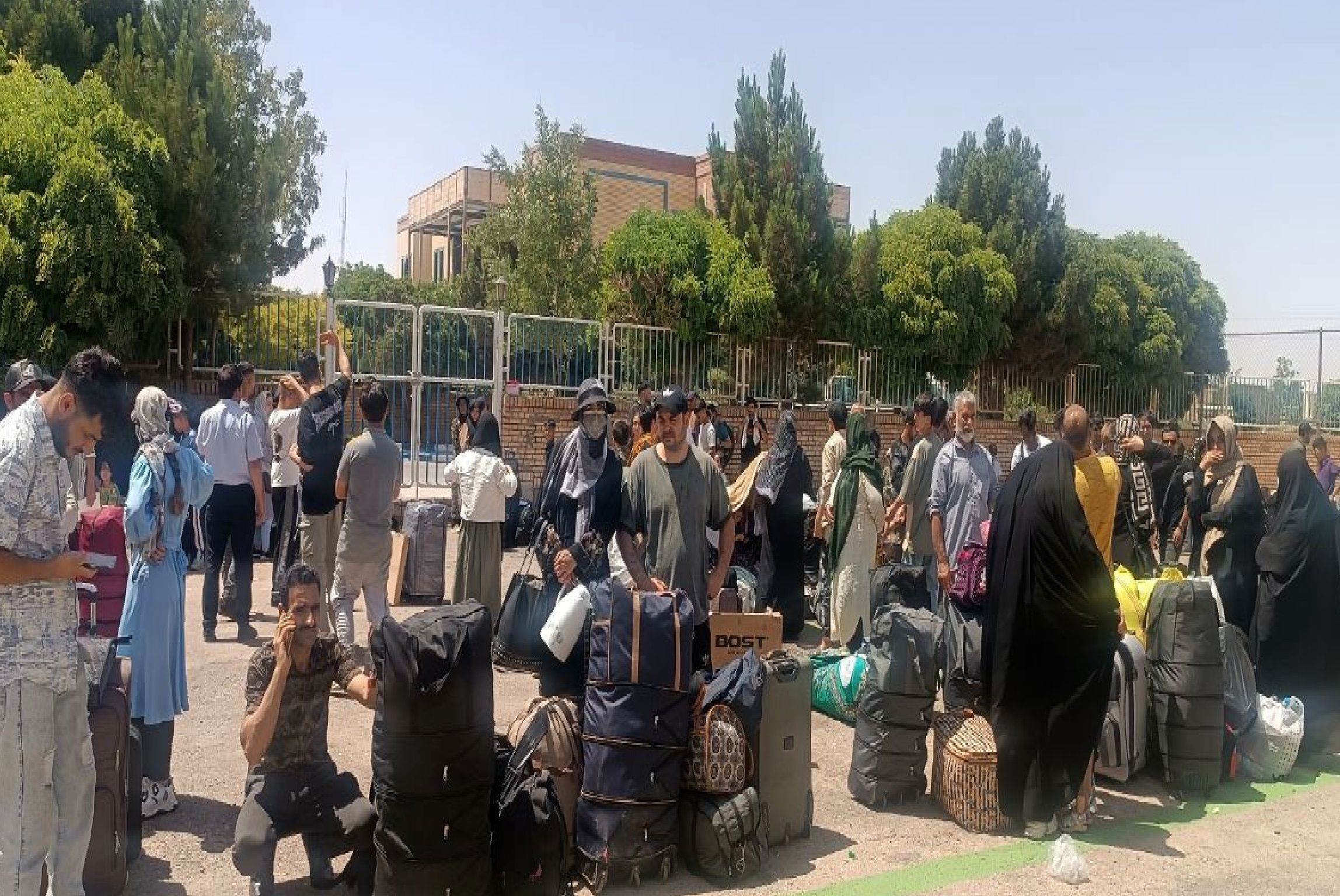روزنامه جمهوری اسلامی: برای افغانستانی‌هایی که از ایران می‌روند اشک تمساح نریزید/ طالبان در ایران جنایت کرد، صداوسیما ساکت بود