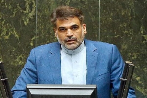 نماینده سوال کننده از وزیر ارشاد: صالحی معاونی انتخاب کرده که با مسئول برنامه‌های فرح عکس یادگاری می‌گیرد / برادر و خواهر معاون فرهنگی او به دلیل همکاری در اغتشاشات در زندان هستند
