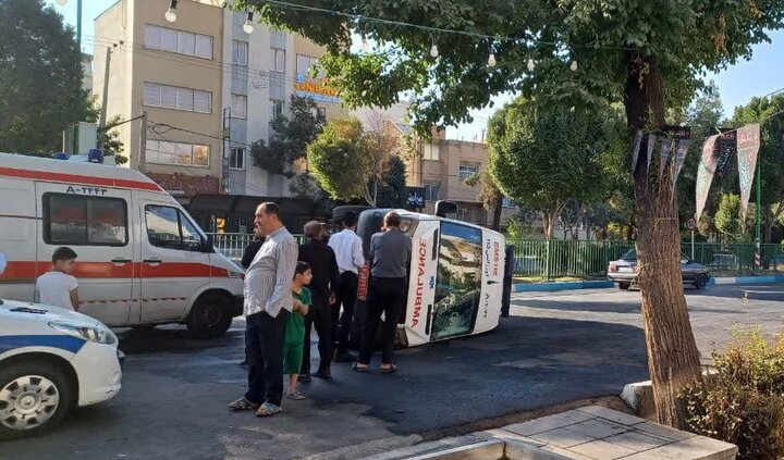 واژگونی آمبولانس در اصفهان؛ حال مصدومان خوب است