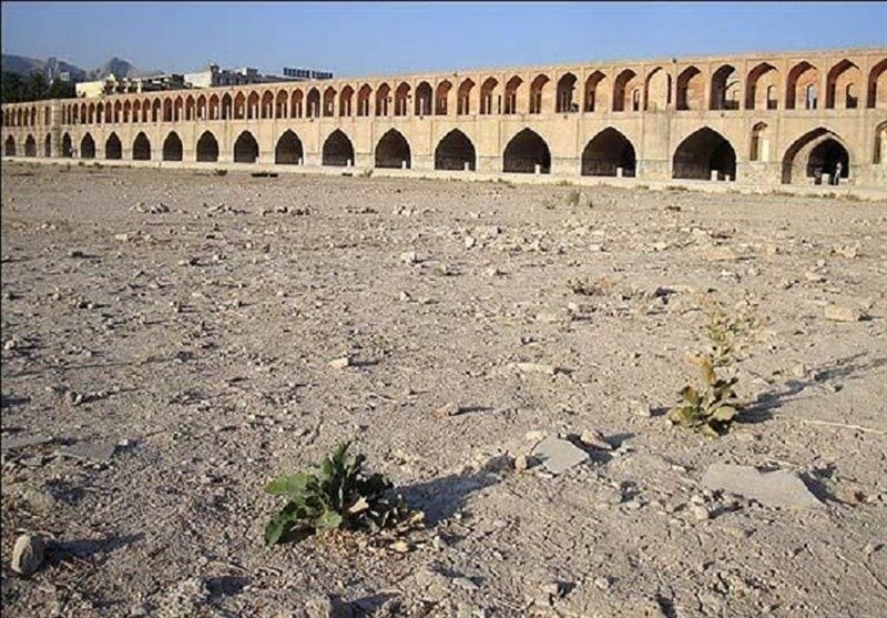 شیشه‌فروش: نجات اصفهان فقط با جریان دائمی زاینده‌رود ممکن است