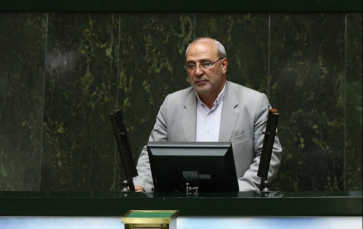 حاجی‌دلیگانی: عراقچی فردا با متنی به مصر می‌رود که در آن قرار است محل نگهداری مواد غنی‌سازی شده را به آژانس بدهد/ آقای عراقچی! اگر خطایی کنی استیضاح و دادگاهی‌ات می‌کنیم