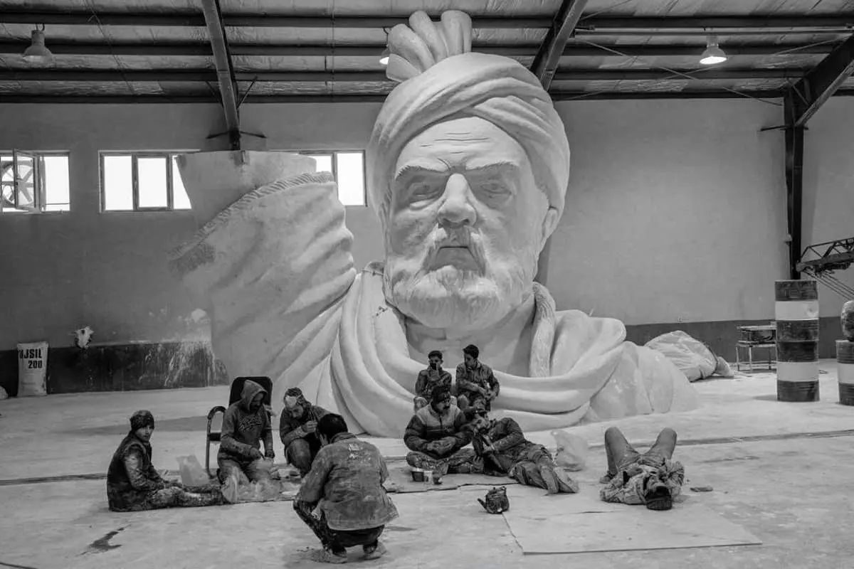 مجسمه فردوسی در حال از بین رفتن است/ نه در مشهد از آن استفاده کردند، نه آن را برای نصب در ارتفاعات چیتگر یا دریاچه شهدای خلیج‌فارس به شهرداری تهران دادند