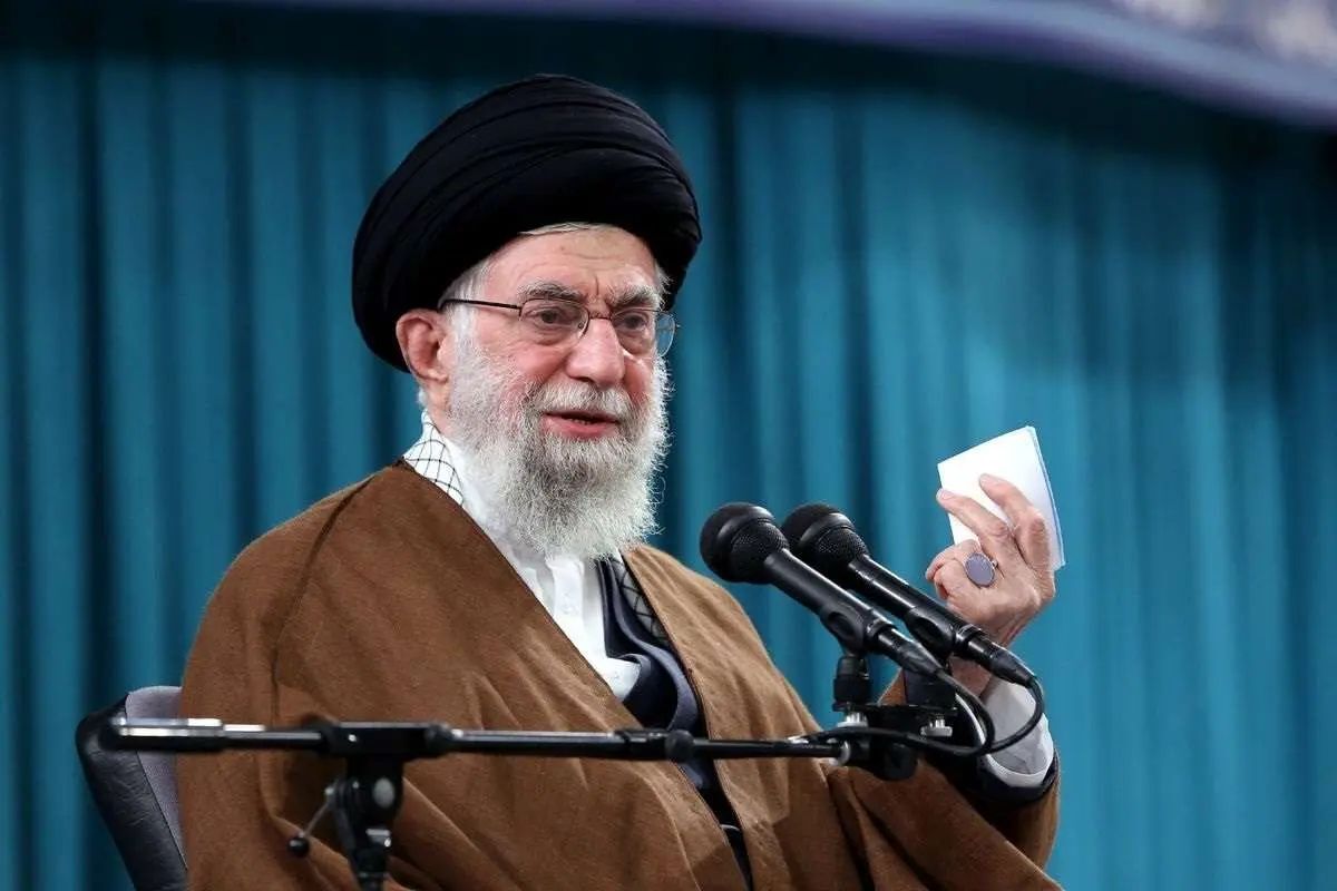 رهبر انقلاب: رئیس‌جمهور آمریکا افتخار می‌کند که صنعت هسته‌ای ایران را از بین برده‌ایم؛ خیلی خوب، به همین خیال باش