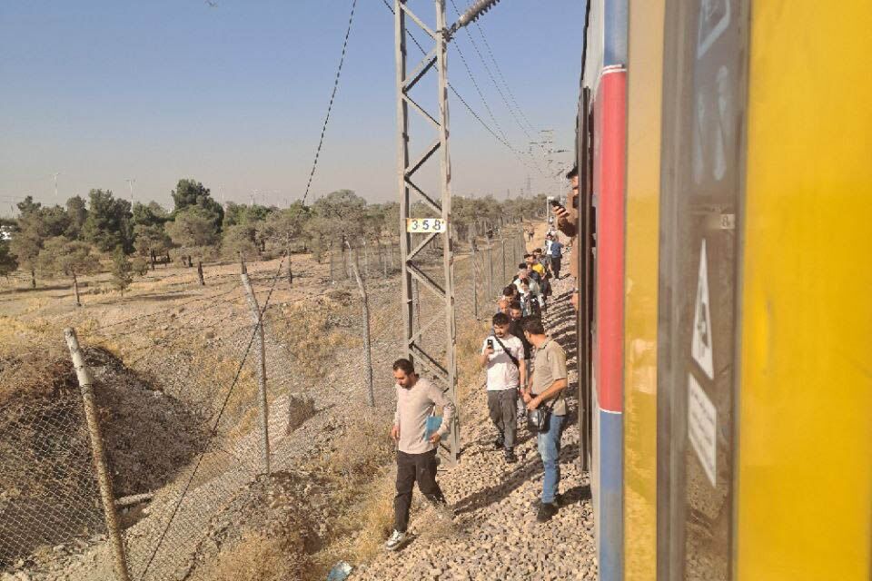 حرکت مترو تهران – کرج متوقف شد / شرکت مترو: دلیل اختلال، نقص فنی در تامین برق ناوگان در محدوده ایستگاه اتمسفر است