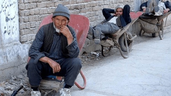 در روزهای اخیر آگهی‌های جذب نیروی کار از میان اتباع غیرمجاز به طور گسترده‌ای منتشر شده است