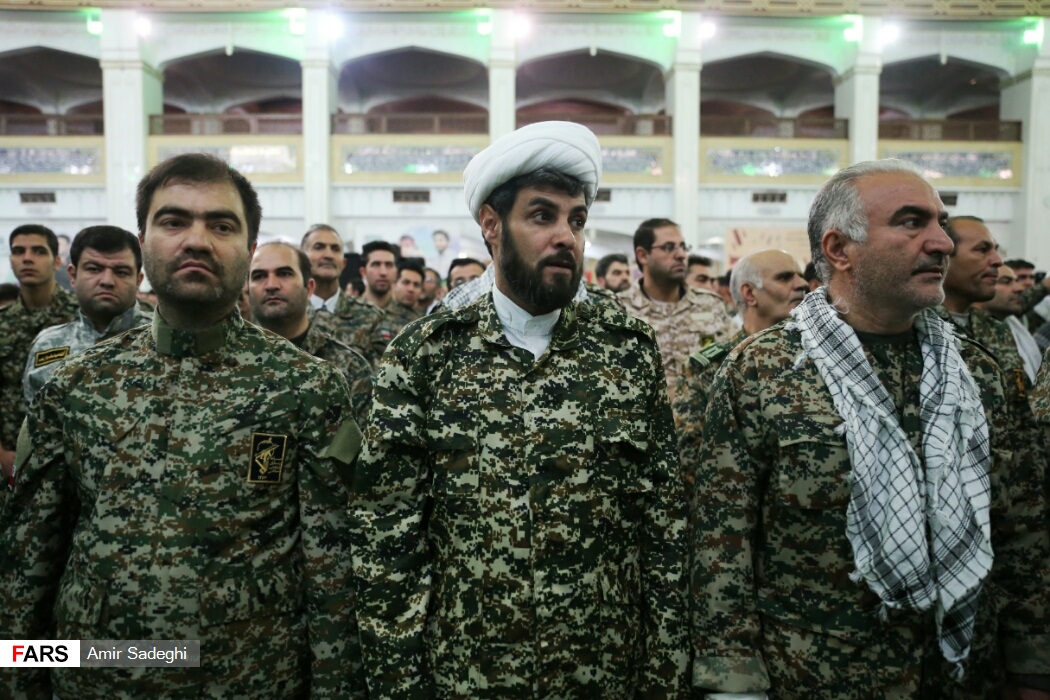 حسین شریعتمداری: برخورد با دلالان و صرافان را به فرشتههای زمینی یعنی بسیجیان سپرده شود