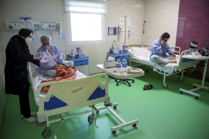 وزیر بهداشت: افراد فاقد پوشش بیمه روی تخت بیمارستان بیمه می‌شوند / حق بیمه پنج دهک اول جامعه رایگان است