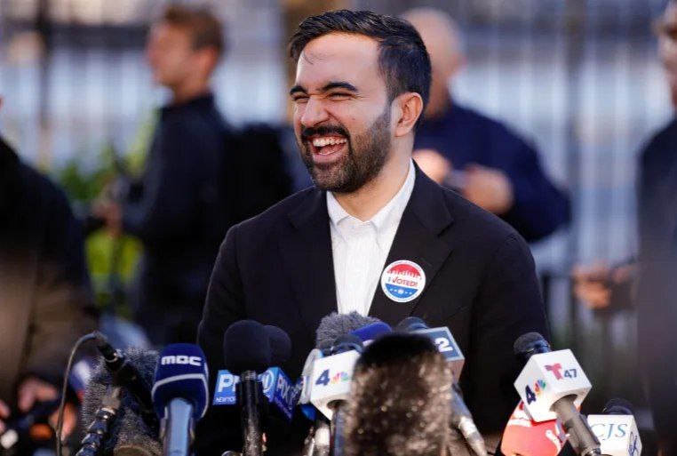 نخستین شهردارِ مسلمانِ بزرگ‌ترین شهر آمریکا؛ زهران ممدانی در انتخابات شهرداری نیویورک پیروز شد / واکنش ترامپ: نبودِ نام من در برگهٔ رأی و تعطیلیِ دولت، دو دلیل اصلی شکست جمهوری‌خواهان بودند