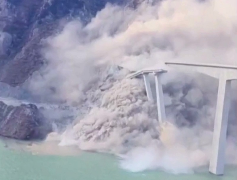 پل تازه‌افتتاح‌شده در چین بر اثر رانش زمین فروریخت