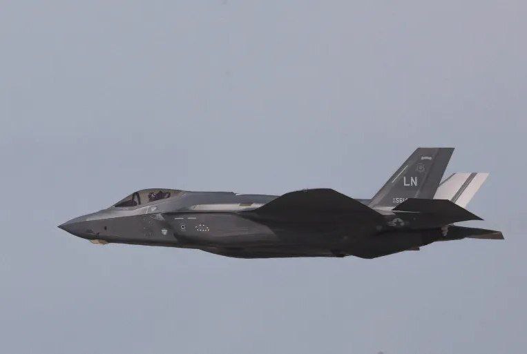 سایت ایتالیایی: آمریکا با موفقیت، پرتاب یک بمب هسته‌ای توسط «اف-۳۵» را آزمایش کرد