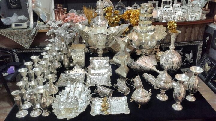 ظروف نقره‌ای ۱۲ میلیاردی مسروقه در اصفهان کشف شد