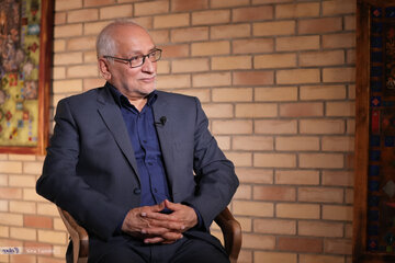 حمله روزنامه اصولگرا به حسین مرعشی: نادان و احمق!